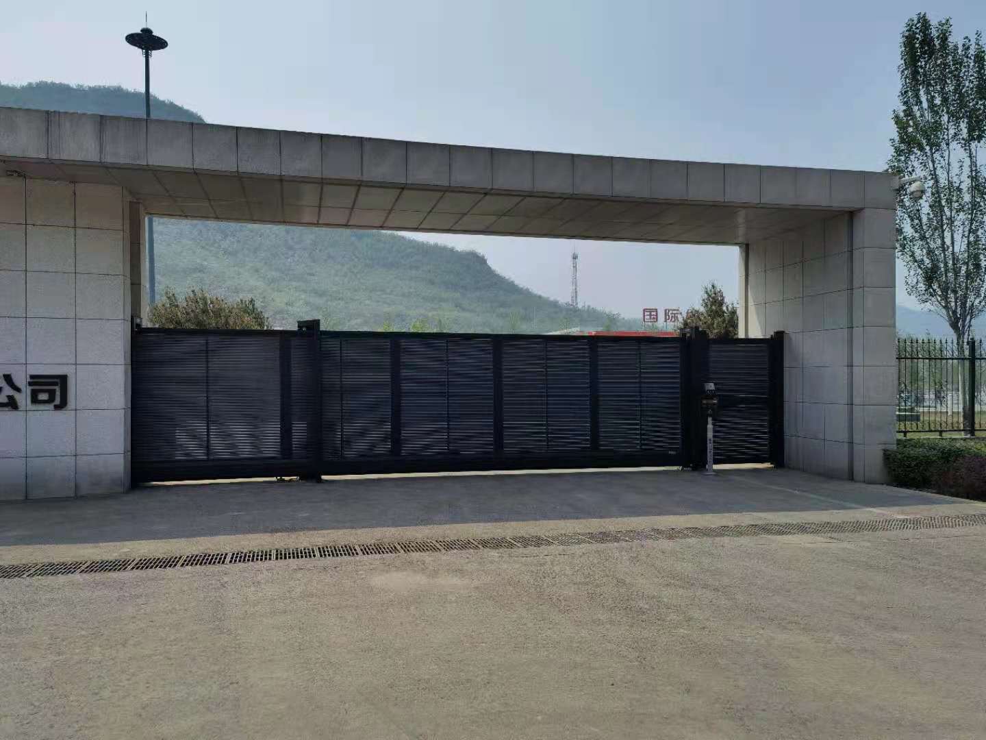 陽(yáng)泉污水處理廠鋁板門(mén)